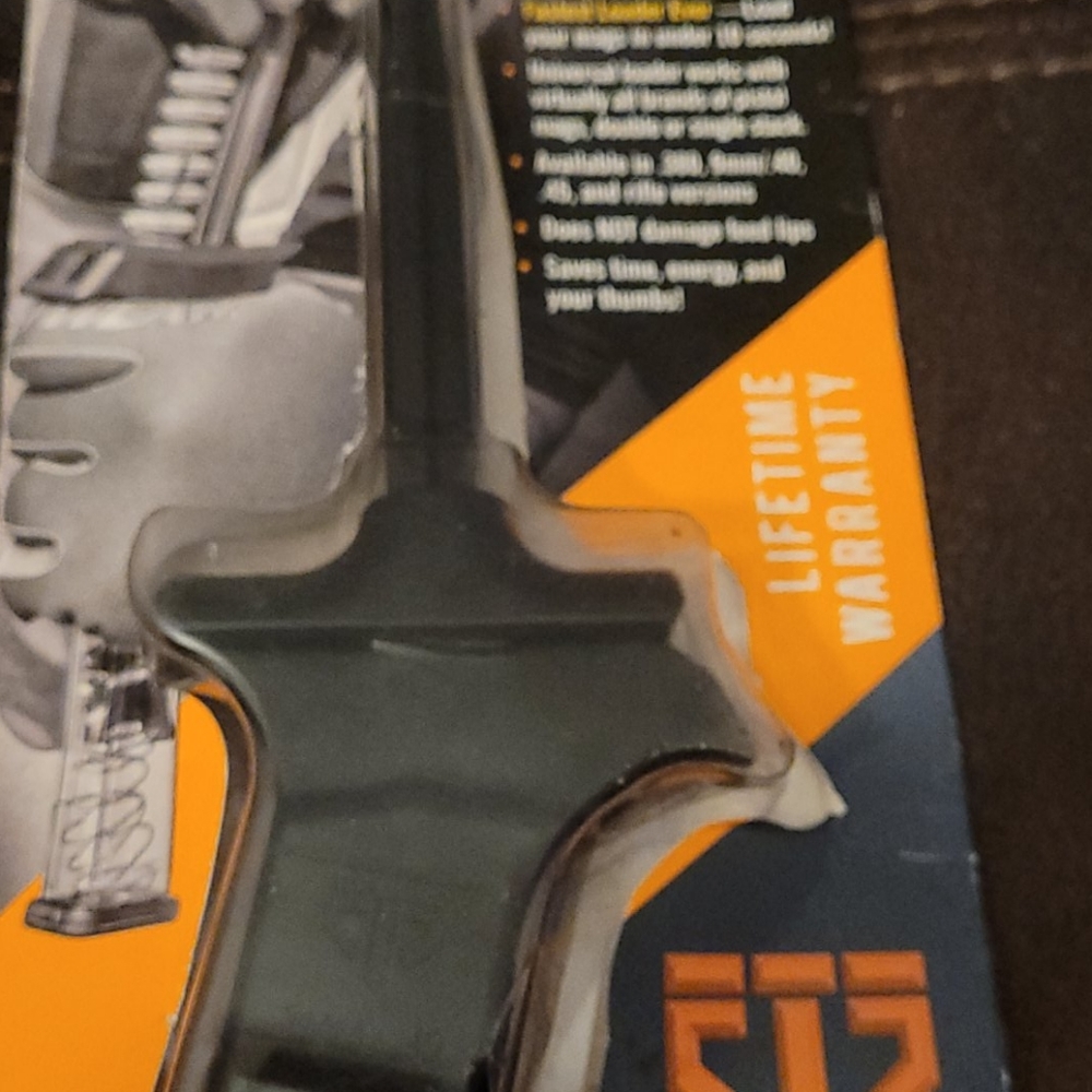 Universal speedloader for pistols 9mm up to 40cal